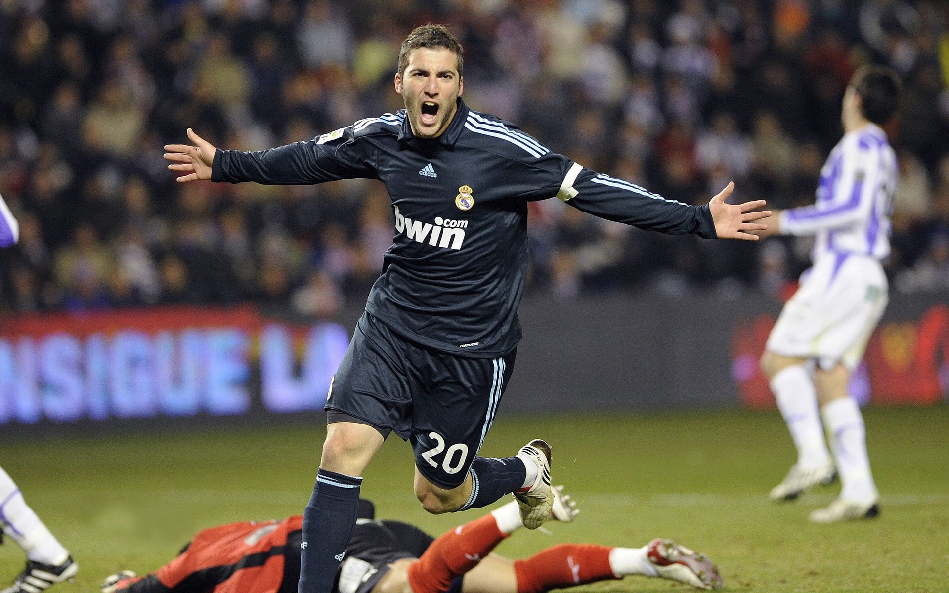 库兹马诺维奇在巴黎奥运会手球比赛中多次扑救对方角球，库兹马球技