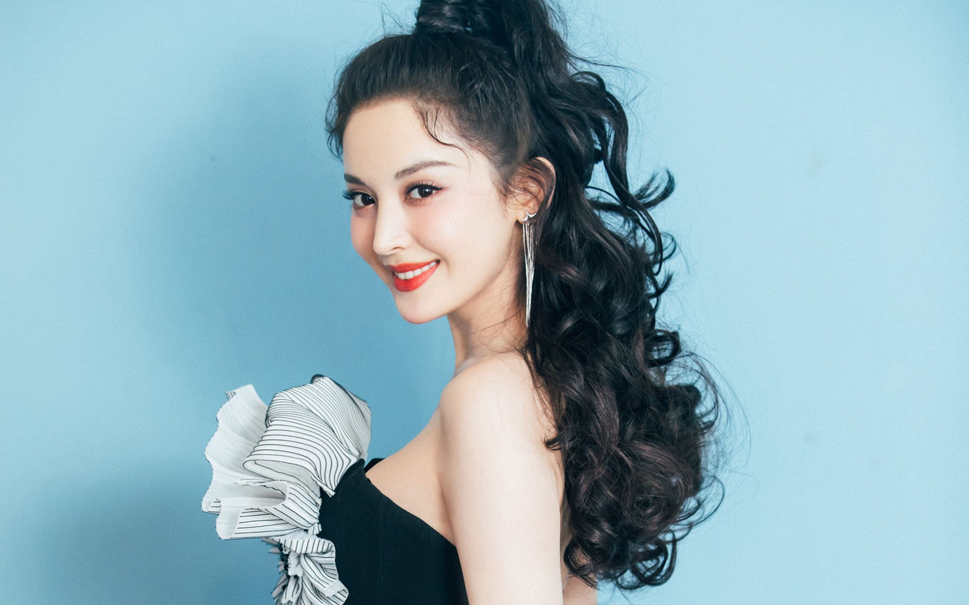 体育文化活动促进社会和谐发展，体育促进文化交流